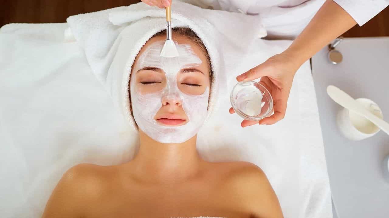 Facial: শীতকালে ফেসিয়াল করানোর সময় যে যে বিষয়গুলি মাথায় রেখে চলবেন...