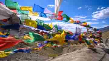 Tibetan Prayer Flags: হিমালয়ের কোলে হাওয়ায় ওড়ে তিব্বতের প্রার্থনা পতাকা! এই পতাকা ব্যবহারের নিয়ম জানা আছে তো?