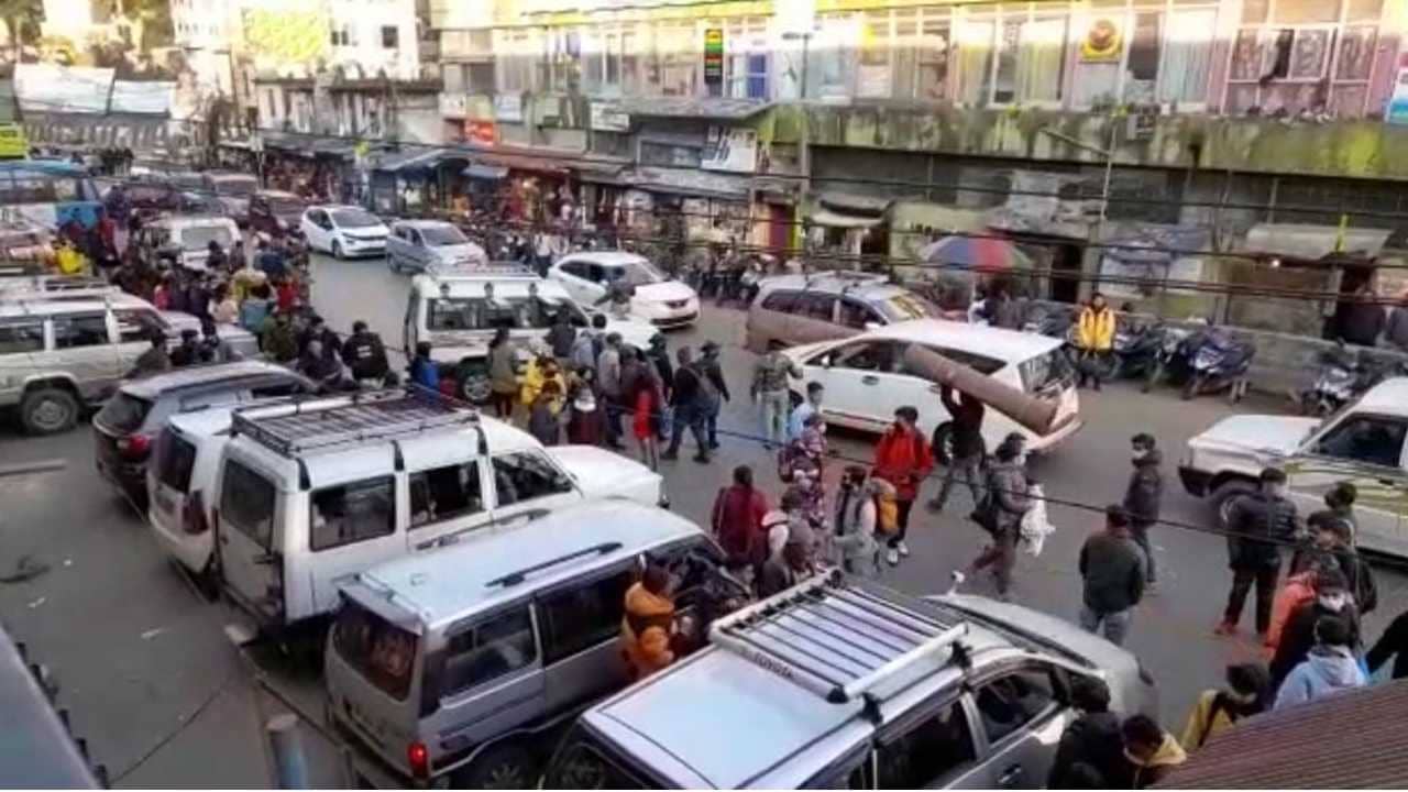 Darjeeling: নিমেষে শুনশান দার্জিলিং! ঘরে ফেরার তাড়ায় উচাটন পর্যটকেরা, মওকা বুঝে বাড়ছে গাড়িভাড়া