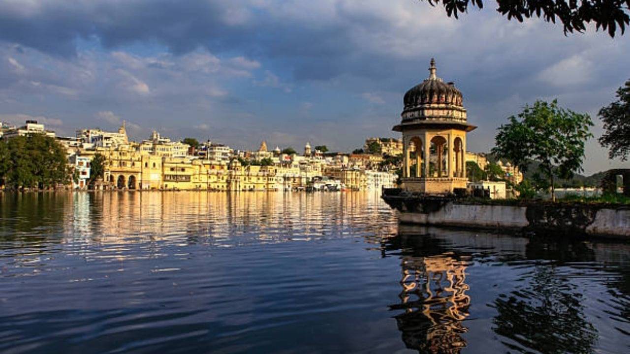 Udaipur: চিতোর থেকে পরাজয় মেনে উদয়পুরা চলে এসেছিল মহারানা! তারপর কীভাবে গড়ে উঠল এই লেক ও প্রাসাদের নগরী?