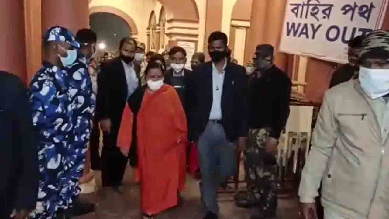 Uma Bharati: দক্ষিণেশ্বরে পুজো দিতে এসে বঙ্গ বিজেপির বিদ্রোহ নিয়ে মুখ খুললেন উমা ভারতী