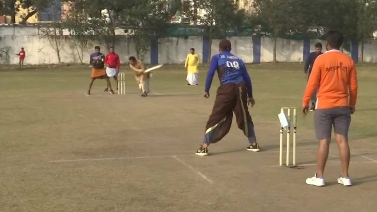 Cricket: ধুতি-ফতুয়াতে পুরোহিত-পণ্ডিতদের অভিনব ক্রিকেট, সংস্কৃতে কমেন্ট্রি