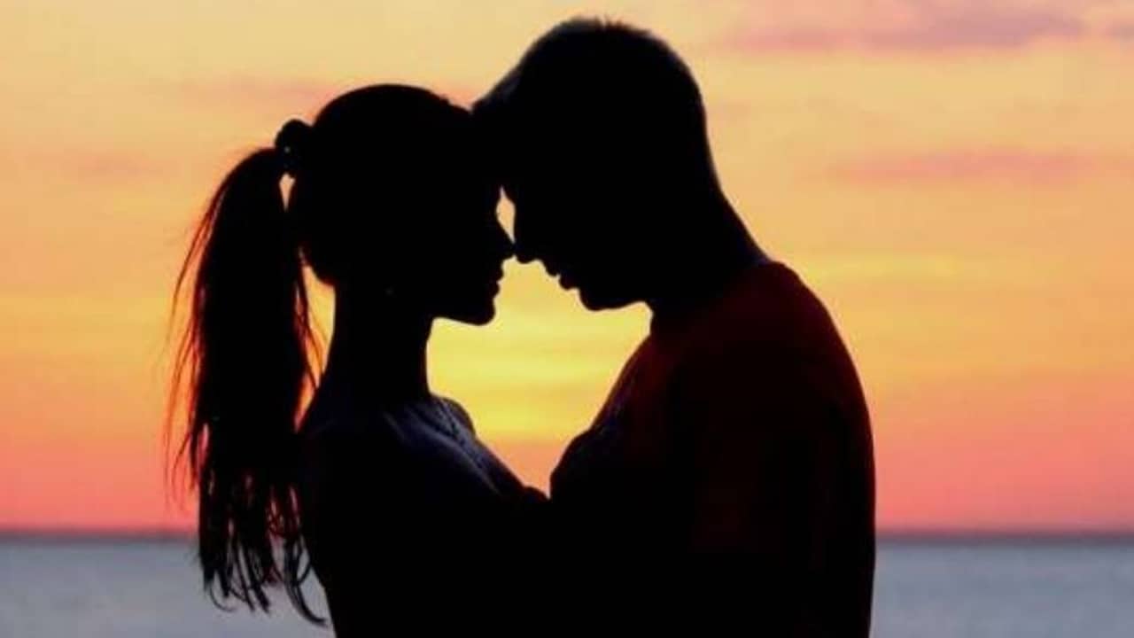 Tollywood Gossip: ঝগড়া গড়াল প্রেমে! প্রযোজককেই হঠাৎ মন দিয়ে বসলেন টলি-সুন্দরী?