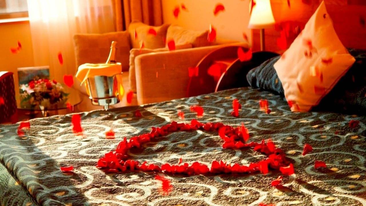 Vastu tips: বিবাহিত জীবন সুখের হয় নবদম্পতির বেডরুমের সজ্জায়! বাস্তুমতে সাজিয়ে ফেলুন নিজের ঘর