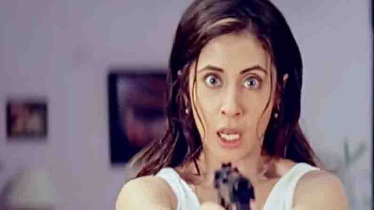 'কউন' ছবিতে উর্মিলা মাতোন্ডকর। 