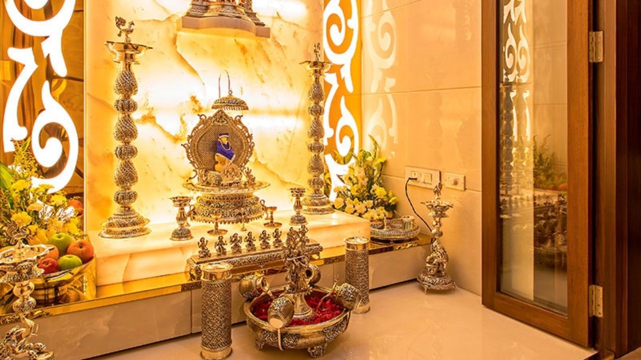 Vastu For Pooja Room: গৃহে লক্ষ্মীর আশীর্বাদ পেতে পুজোর ঘর সাজান বাস্তুমতে! রইল কিছু গুরুত্বপূর্ণ তথ্য