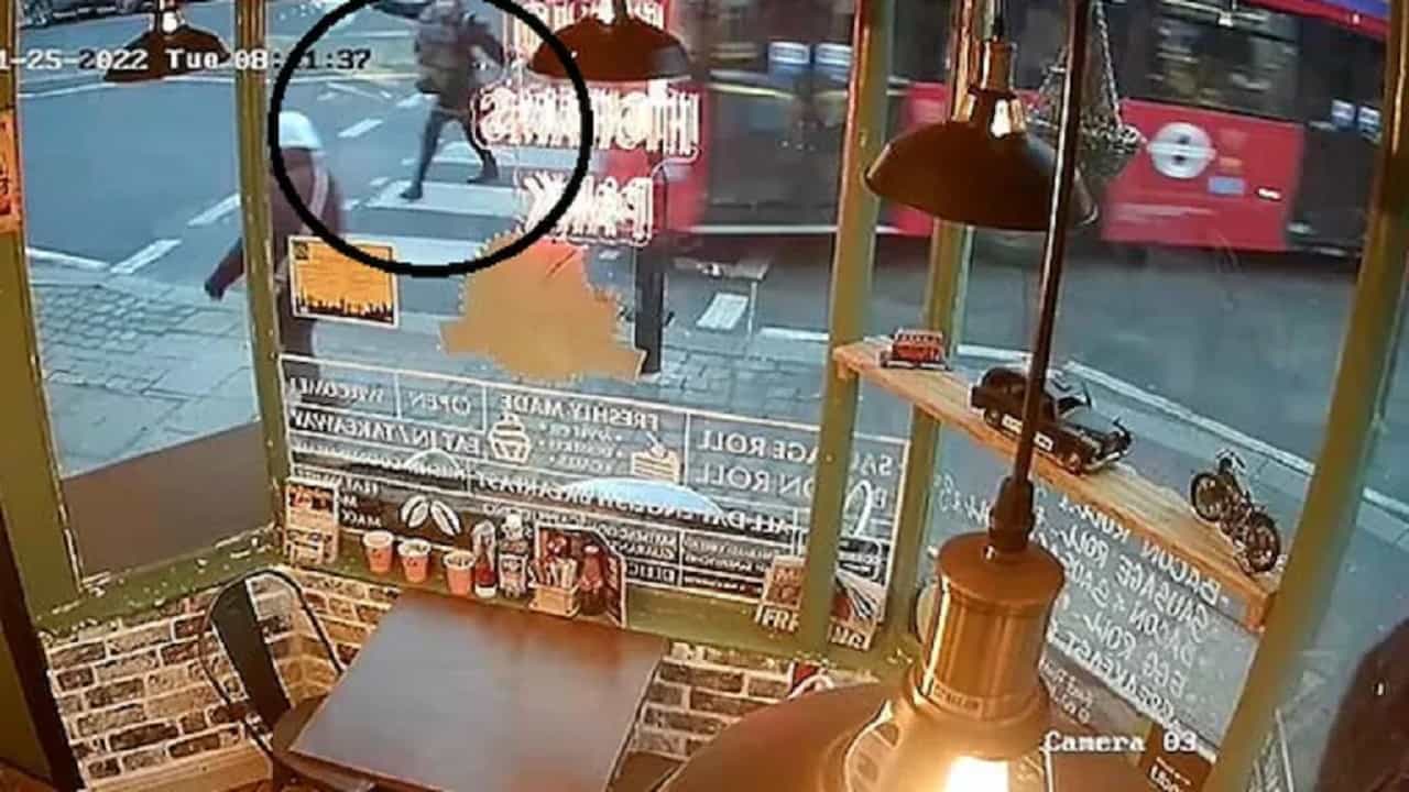 Viral Video: কান ঘেঁষে বেরিয়ে দোকানে বাসের ধাক্কা! বরাতজোরে বাঁচলেন মহিলা Viral Video: কান ঘেঁষে বেরিয়ে দোকানে বাসের ধাক্কা! বরাতজোরে বাঁচলেন মহিলা