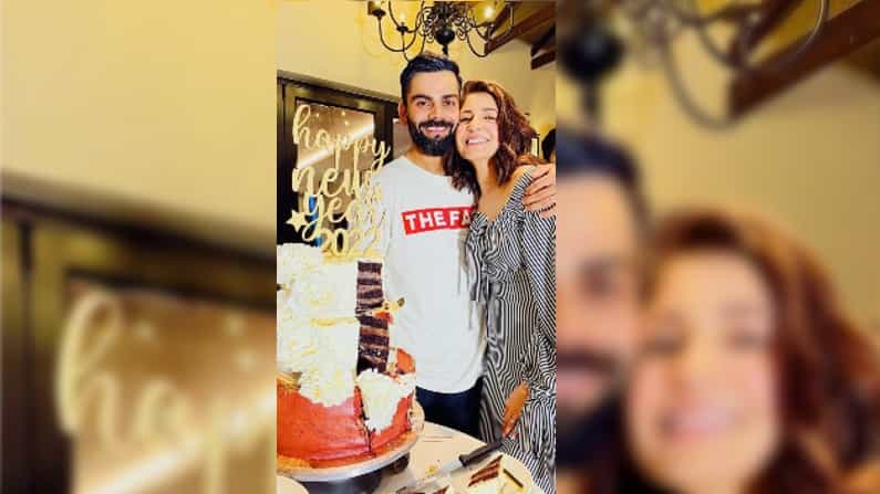 নিউ ইয়ার লেখা কেকের পাশে হাসিমুখে ফ্রেমবন্দি হয়েছেন বিরাট-অনুষ্কা। সেই ছবি ইন্সটাগ্রামে শেয়ার করেছেন কোহলিপত্নী। (ছবি-অনুষ্কা শর্মা ইন্সটাগ্রাম)