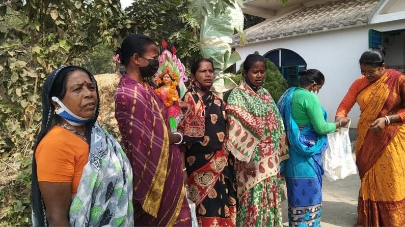 আগের বছর করোনায়  তারা গ্রামগঞ্জে টুসু  ঠাকুর নিয়ে গান করতে বের হতে পারেনি, বাধা হয়েছিল  করোনা, ফের এই বৎসর হঠাৎ করেই করোনা বাড়তেই কিছুটা হলেও বাধার সম্মুখীন হচ্ছে বলে তারা জানিয়েছেন। 