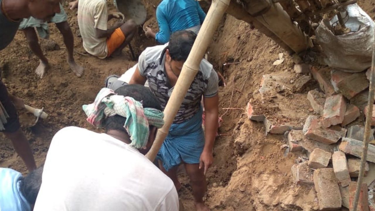 Workers injured: বাড়ি নির্মাণের সময় বিপত্তি! হঠাৎ মাটির দেওয়া ধসে পড়ায় গুরুতর আহত ৩ শ্রমিক