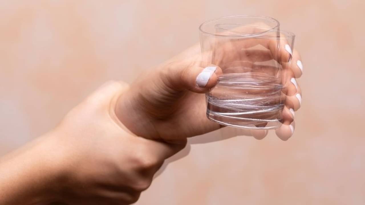 Tremor: শুধুই কি স্নায়ুবিক রোগের জন্য হাত কাঁপে? জেনে নিন এই লক্ষণের পিছনে কোন কারণগুলি দায়ী