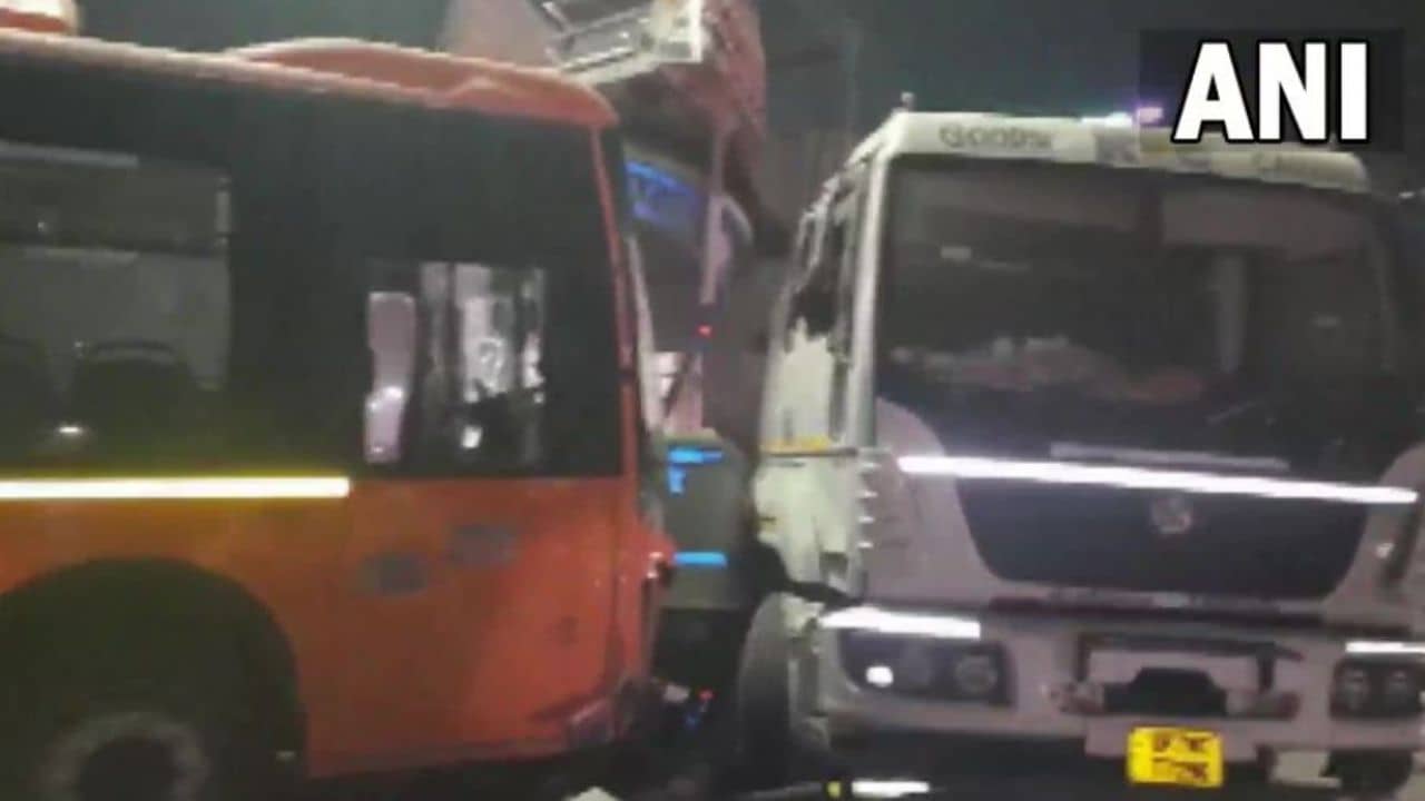 UP Road Accident: চারিদিকে শুধু রক্ত, বাসের চাকার নীচে দলা পাকিয়ে রয়েছে দেহগুলি! মর্মান্তিক দুর্ঘটনায় মৃত কমপক্ষে ৬