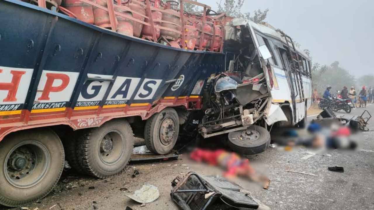 Jharkhand Road Accident: চারিদিকে শুধু রক্ত, গ্যাস কাটার দিয়ে বাসের অংশ কেটে বের করা হল আহতদের! বাস-ট্রাকের মুখোমুখি সংঘর্ষে মৃত ১৭