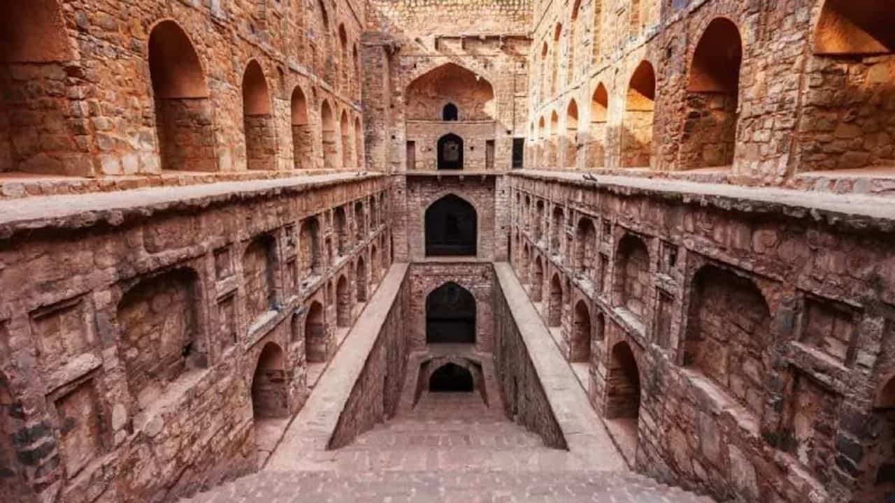 Agrasen Ki Baoli: দিল্লির বুকে রয়েছে তুঘলক শাসনের নিদর্শন! এখানে গেলে পাবেন গা ছমছম অনুভূতি Agrasen Ki Baoli: দিল্লির বুকে রয়েছে তুঘলক শাসনের নিদর্শন! এখানে গেলে পাবেন গা ছমছম অনুভূতি