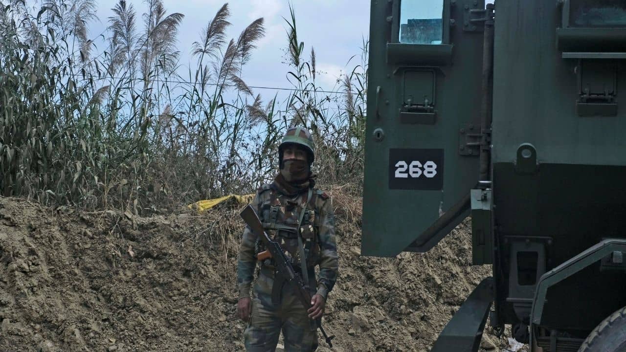 Terrorist Attack in J&K: নৃশংস হামলা! বাড়ির সামনেই পুলিশকর্মীকে গুলিতে ঝাঁঝরা করে দিল জঙ্গিরা