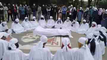 Bangladesh News: পরনে সাদা কাপড়, সামনে প্রতীকী মৃতদেহ নিয়ে আন্দোলনে পড়ুয়ারা