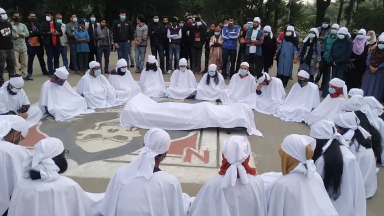 Bangladesh News: পরনে সাদা কাপড়, সামনে প্রতীকী মৃতদেহ নিয়ে আন্দোলনে পড়ুয়ারা Bangladesh News: পরনে সাদা কাপড়, সামনে প্রতীকী মৃতদেহ নিয়ে আন্দোলনে পড়ুয়ারা