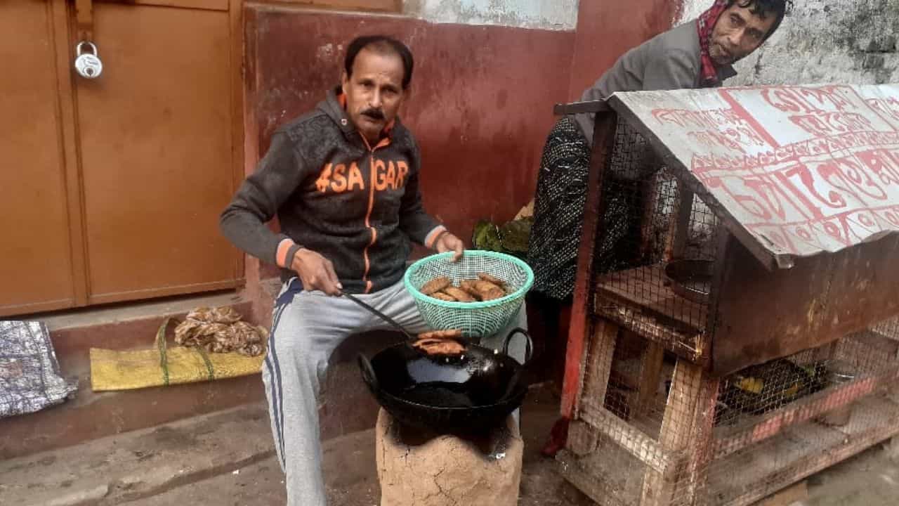 BJP MLA: মুখ্যমন্ত্রীর 'অনুপ্রেরণায় অনুপ্রাণিত' হয়ে চপ ভাজলেন পদ্ম বিধায়ক!