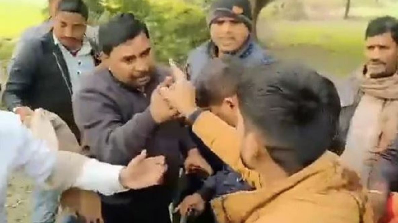 Minister's Son Beaten up for Firing: কচিকাঁচাদের ক্রিকেট থামাতে গুলি চালাল মন্ত্রীর ছেলে! রাগে গ্রামবাসীরা করল এই হাল...দেখুন ভিডিয়ো