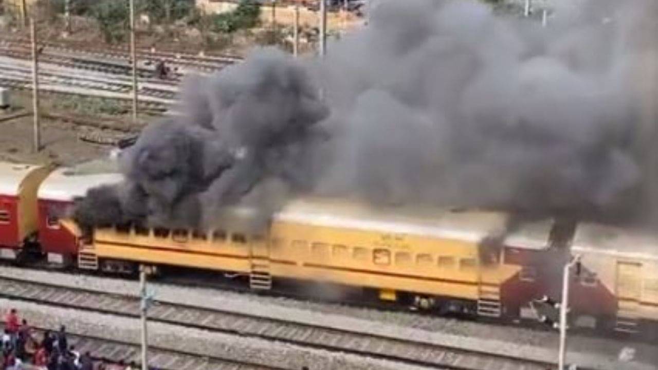 Protest over Railway Recruitment: দাউদাউ করে জ্বলছে একের পর এক কামরা! রেল নিয়োগকে কেন্দ্র করে উত্তপ্ত বিহার