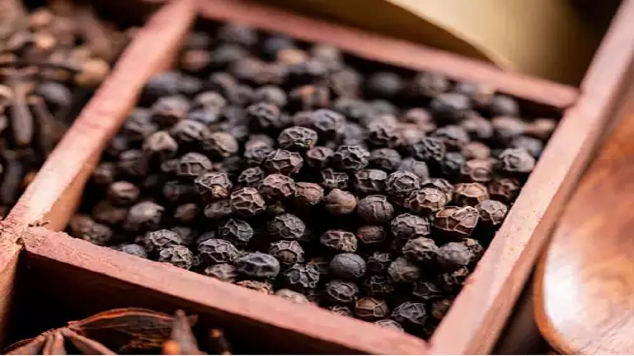 Omicron Flu ওমিক্রন আক্রান্ত? গোলমরিচ দিয়ে কাড়া বানিয়ে খেলেই মিলবে