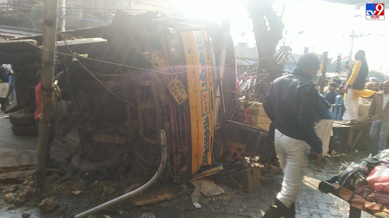 Dharmatala Bus Accident: রবিবাসরীয় দুপুরে বড় দুর্ঘটনা শহরে, ধর্মতলায় উল্টে গেল বরযাত্রী বোঝাই মিনিবাস, আহত একাধিক