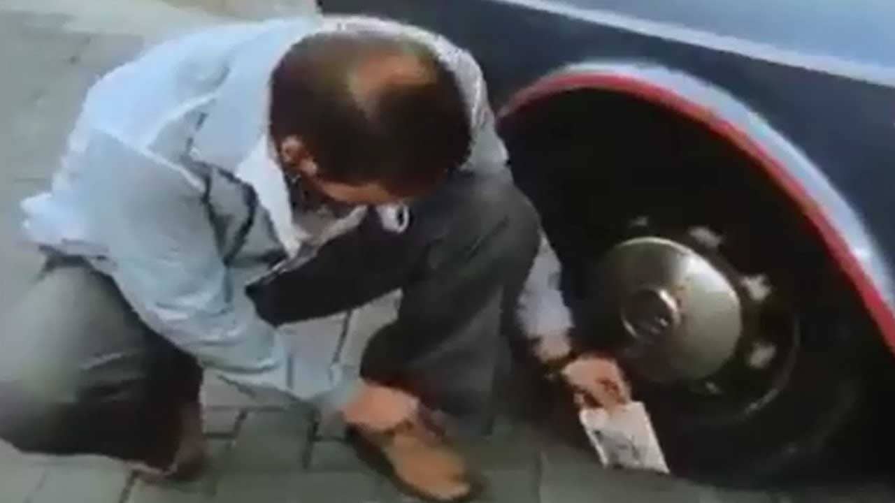 Viral Video: গাড়ির চাকার নীচে আটকে টাকার নোট, কুড়োতে গিয়ে যা ঘটল তা দেখে হাসির রোল নেটপাড়ায়