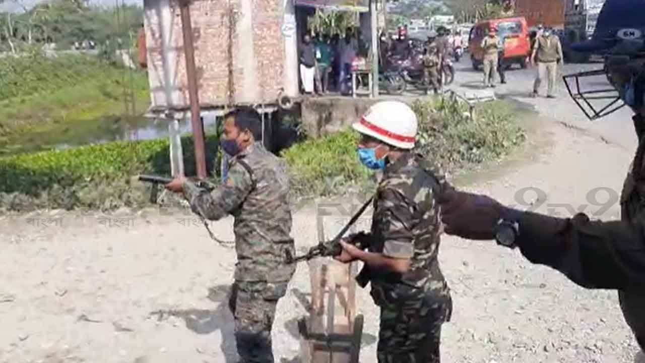 Clash with Cops: 'ধর্ষকদের গ্রেফতারি চাই', দাবি উঠতেই খণ্ডযুদ্ধ পুলিশ-জনতার