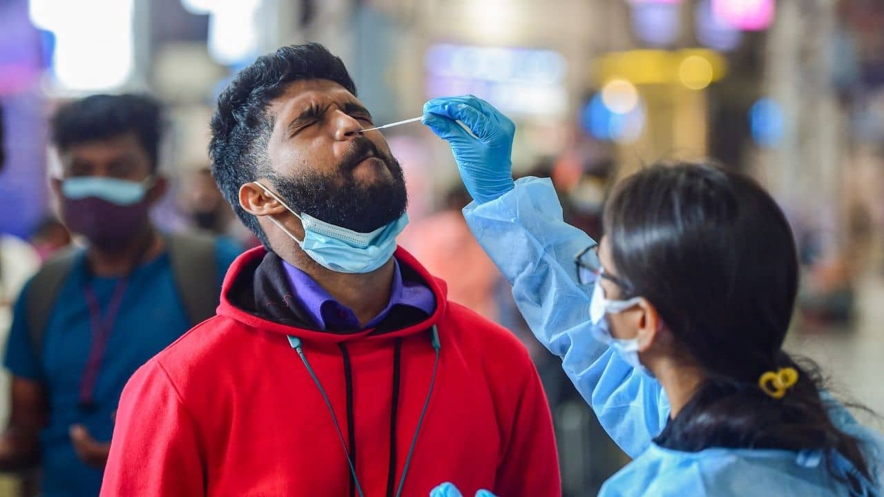 India Daily COVID-19 Cases: টানা ৩ দিন ৩ লক্ষের নীচেই থাকল আক্রান্তের সংখ্যা, চিন্তা বাড়াচ্ছে সংক্রমণের হারই!