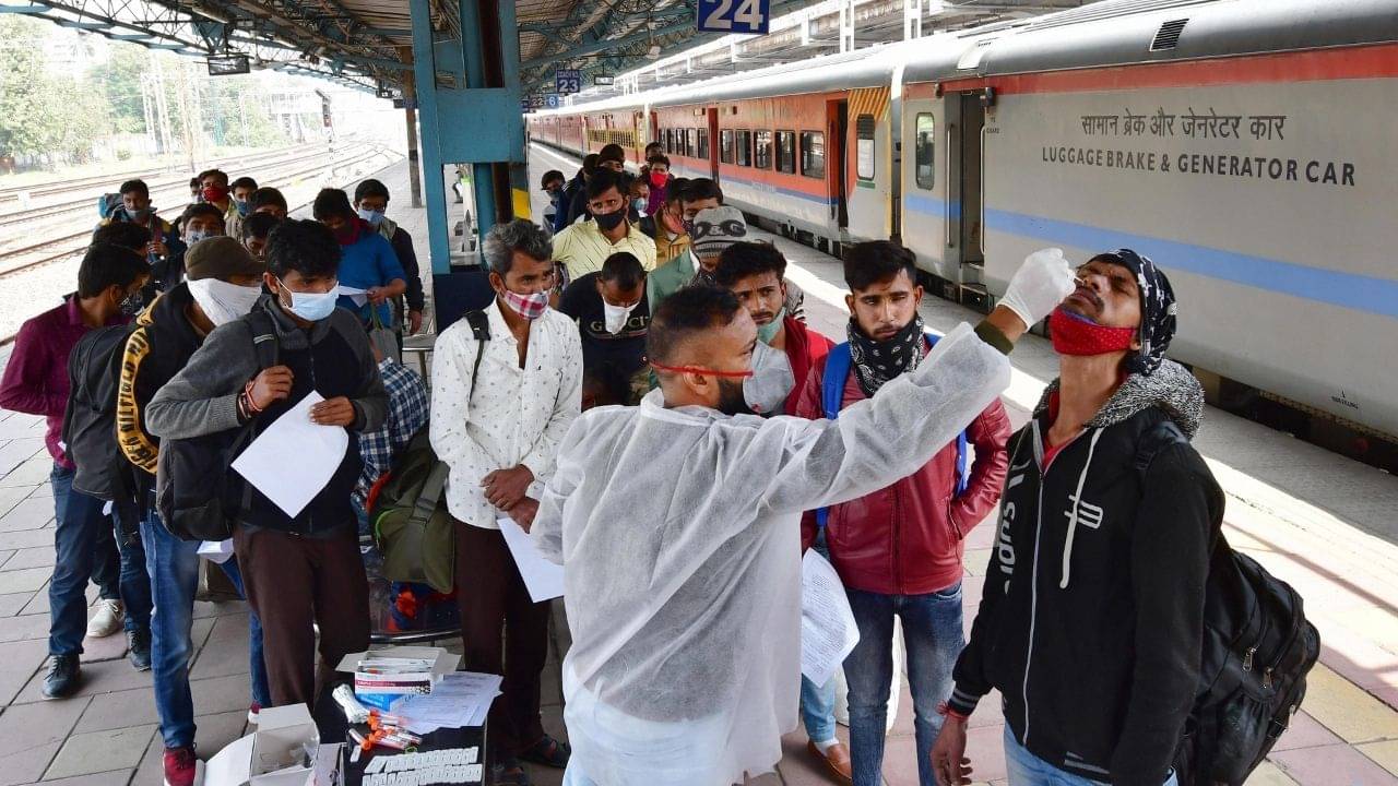 Indias Daily COVID-19 Cases: সপ্তাহ শেষেও  মিলল না স্বস্তি, একদিনেই আক্রান্ত ২ লক্ষ ৭১ হাজার! সামান্য কমল সংক্রমণের হার