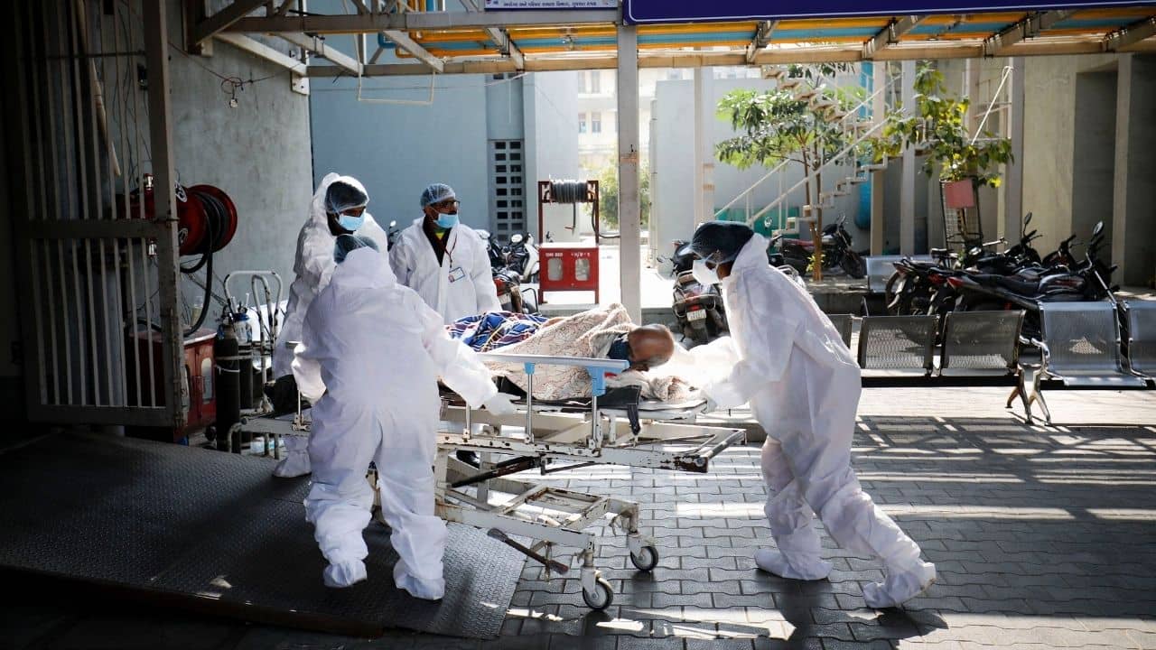 COVID-19 in Metro Cities: দিল্লি-মুম্বইয়ে হঠাৎ পতন সংক্রমণে! কেমন হতে পারে করোনার তৃতীয় ঢেউ, জানালেন বিশেষজ্ঞরা