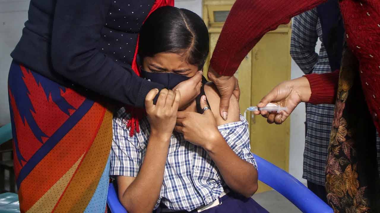 Covid Bulletine: পাঁচের ঘরে নেমে এল দৈনিক পজিটিভিটি রেট, ধীরে ধীরে লাগাম সংক্রমণে