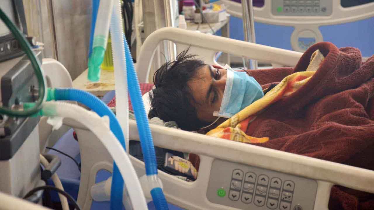 Delhi COVID-19 Cases: দিল্লিতে দৈনিক আক্রান্তের সংখ্যা ১৭ হাজার পার, সপ্তাহন্তে কার্ফু সংক্রমণ রুখতে পারবে সংক্রমণ? Delhi COVID-19 Cases: দিল্লিতে দৈনিক আক্রান্তের সংখ্যা ১৭ হাজার পার, সপ্তাহন্তে কার্ফু সংক্রমণ রুখতে পারবে সংক্রমণ?