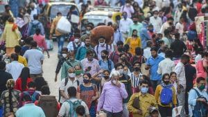 India's Daily COVID-19 Cases: ওমিক্রনের ঢেউ কাটিয়ে নিম্নমুখী সংক্রমণ, দেশে একদিনেই আক্রান্ত ২ লক্ষ ৩৫ হাজার