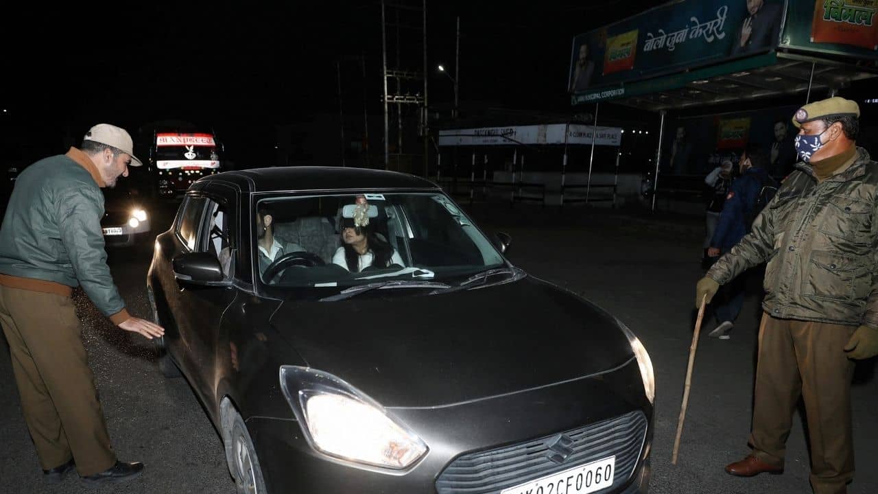 Karnataka COVID Restriction: বন্ধ স্কুল-কলেজ, ফিরল সপ্তাহন্তে কার্ফু, ওমিক্রন রুখতে কড়া কর্নাটক সরকার