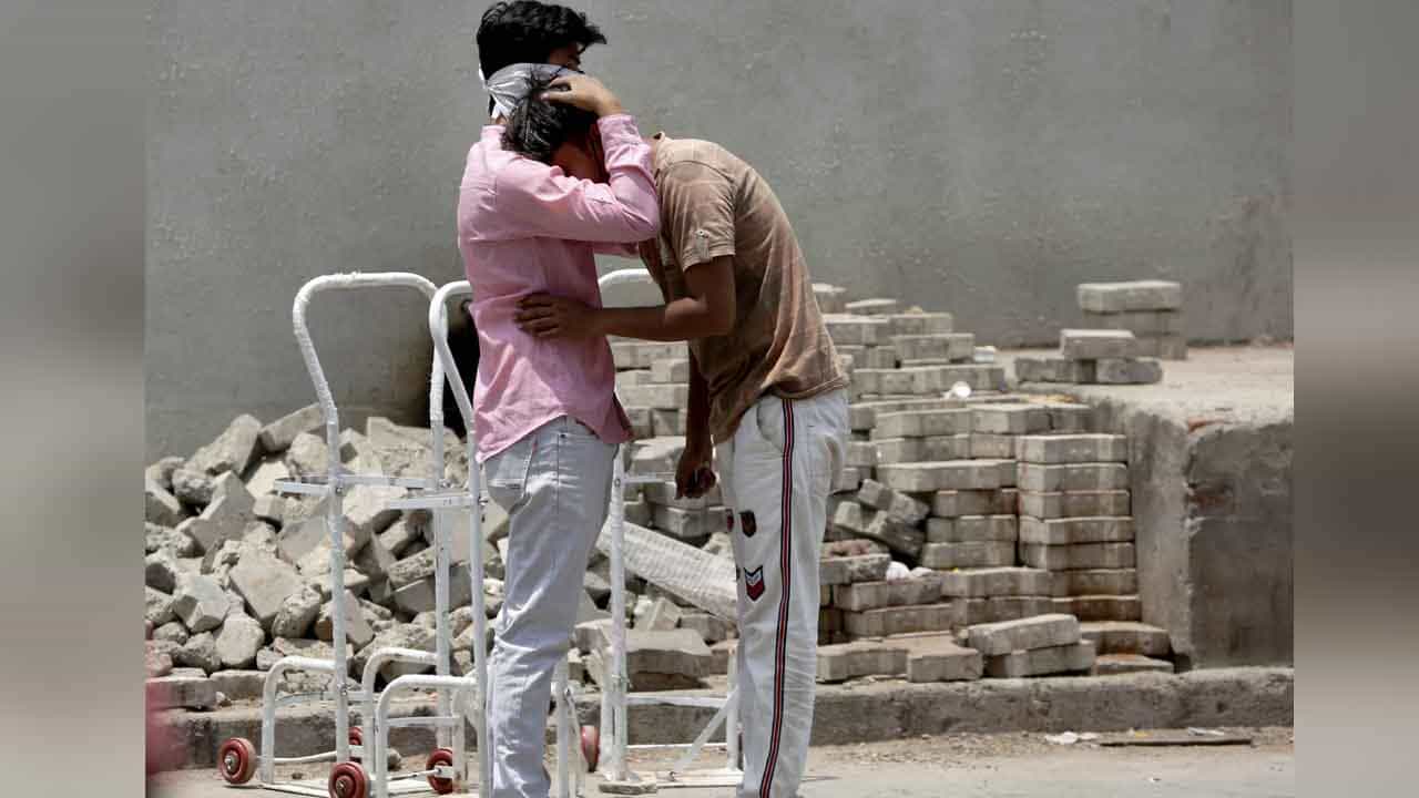 Covid in Kolkata: ভাবছেন মৃদু উপসর্গ, মৃত্যহার কম! আসল বিপদ কোথায় ঘটবে স্পষ্ট করছেন চিকিৎসকরা Covid in Kolkata: ভাবছেন মৃদু উপসর্গ, মৃত্যহার কম! আসল বিপদ কোথায় ঘটবে স্পষ্ট করছেন চিকিৎসকরা