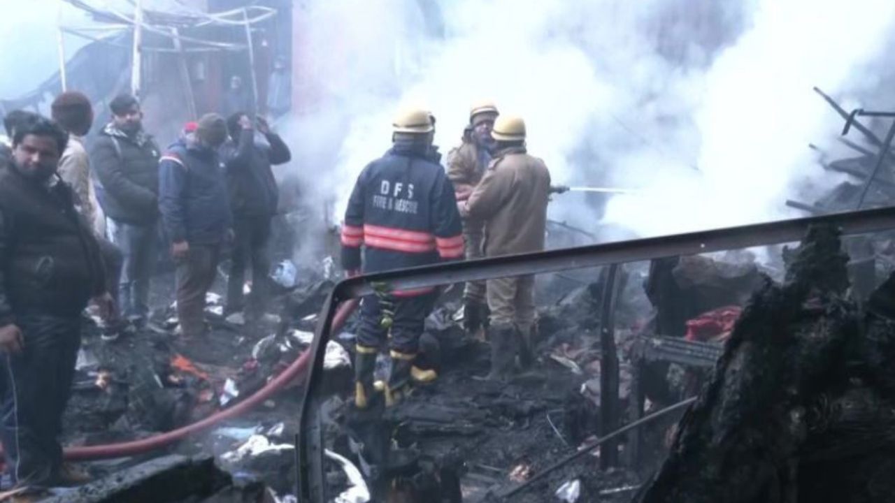 Fire in Delhi's Chandni Chowk market: পুড়ে ছাই ১০৫টি দোকান, ৩ ঘণ্টার লড়াইয়ে নিভল চাঁদনি চকের আগুন