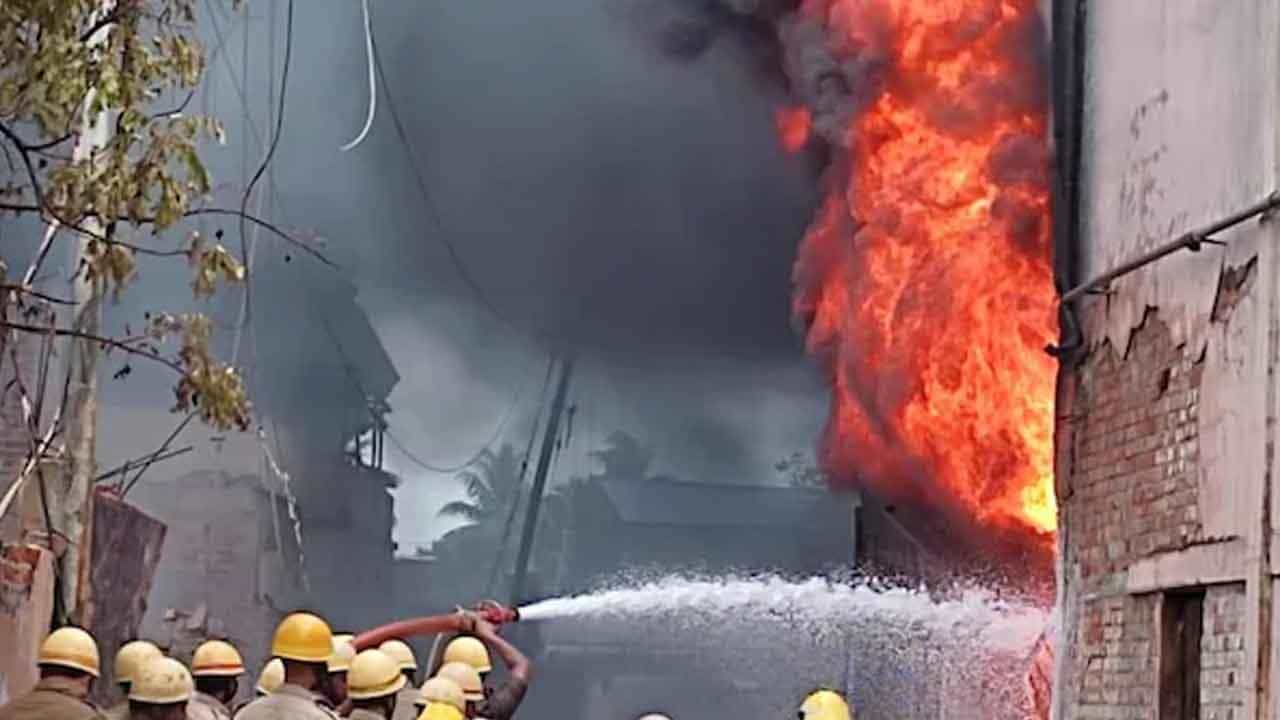 Fire at Dhakuria: পাশাপাশি দু'ঘরে মা-ছেলে, হঠাৎই দাউ দাউ করে আগুন! প্রতিবেশীরা এসে দেখলেন ভয়ঙ্কর দৃশ্য Fire at Dhakuria: পাশাপাশি দু'ঘরে মা-ছেলে, হঠাৎই দাউ দাউ করে আগুন! প্রতিবেশীরা এসে দেখলেন ভয়ঙ্কর দৃশ্য