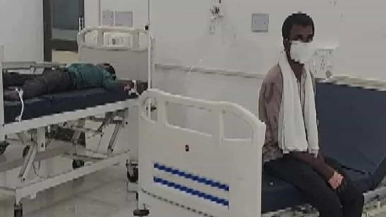 Toxic Gas Leak in Surat: নাকে কেমন একটা গন্ধ এল, তারপরই মাটিতে লুটিয়ে পড়লেন কর্মীরা! কারখানায় গ্যাস লিক করে মৃত ৬ Toxic Gas Leak in Surat: নাকে কেমন একটা গন্ধ এল, তারপরই মাটিতে লুটিয়ে পড়লেন কর্মীরা! কারখানায় গ্যাস লিক করে মৃত ৬