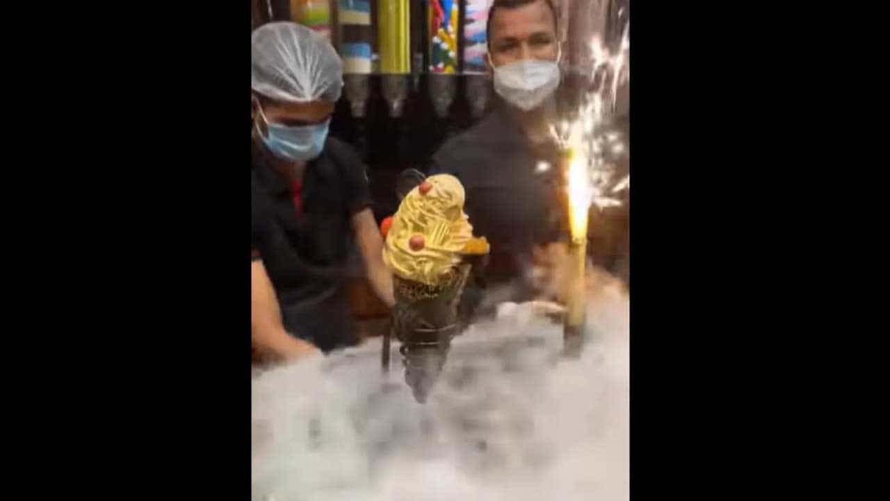 Gold Ice-cream: ২৪ ক্যারেট সোনায় মোড়া আইসক্রিম! কোথায় পাওয়া যাচ্ছে এমন অভিনব 'ডেজার্ট'? Gold Ice-cream: ২৪ ক্যারেট সোনায় মোড়া আইসক্রিম! কোথায় পাওয়া যাচ্ছে এমন অভিনব 'ডেজার্ট'?