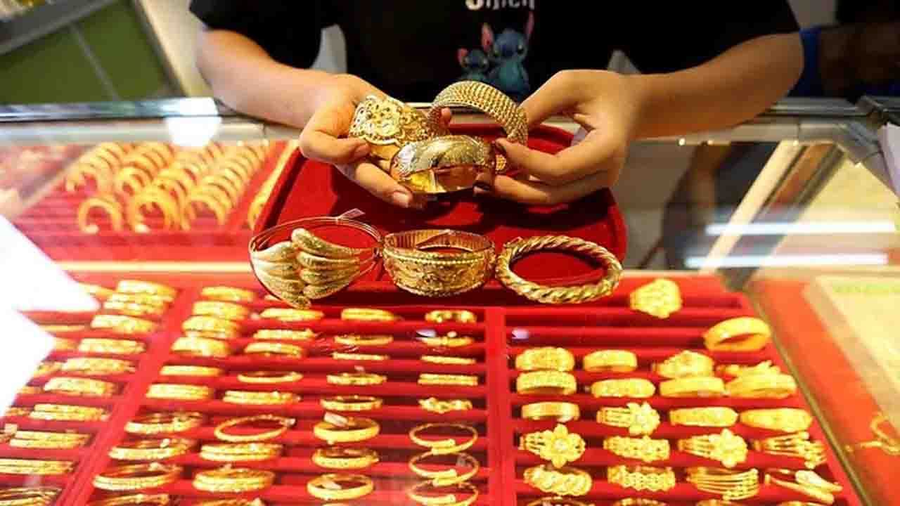 Gold Price Today: সামান্য বাড়ল সোনা, রুপো পড়ল নীচে, জানুন আজকের দর