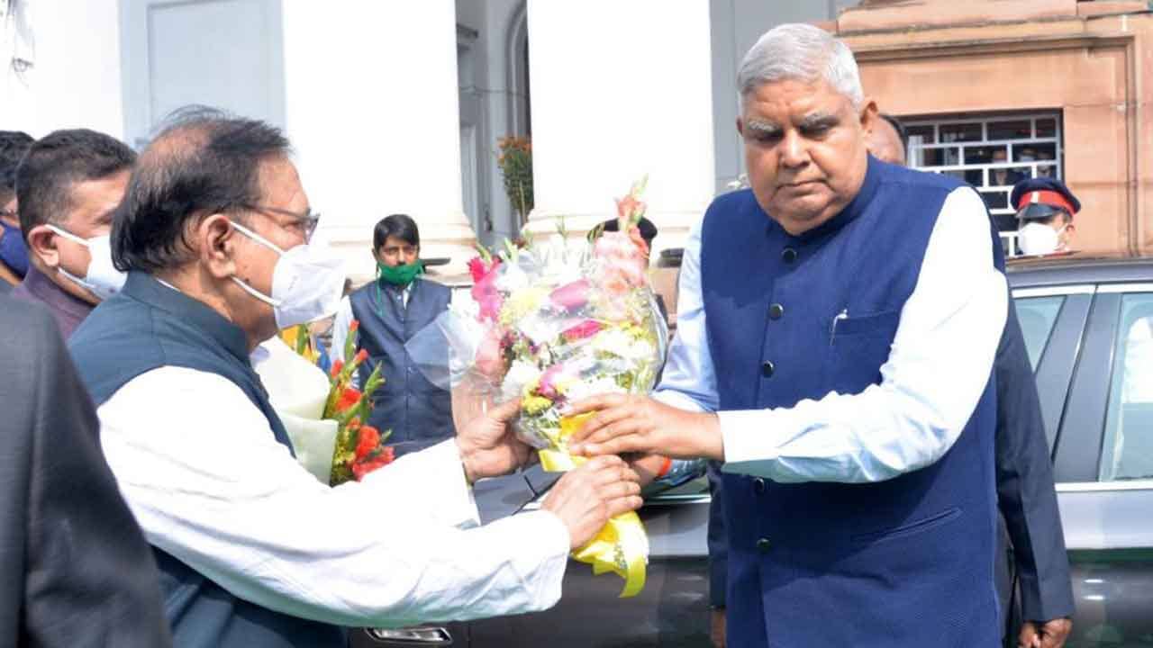 Jagdeep Dhankhar: রাজ্যপালের কথায় সংযম দরকার, বলছে বাম-কংগ্রেস! বিজেপির বিদ্রোহ থেকে মুখ ঘোরানোর কৌশল, মত তৃণমূলের