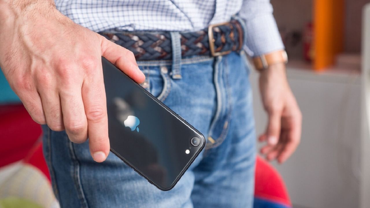 iPhone SE 2020: ২০ হাজার টাকার কমে পাওয়া যাবে আইফোন এসই ২০২০! আইফোনের দাম হবে প্রায় রেডমি নোট ১১- এর সমান