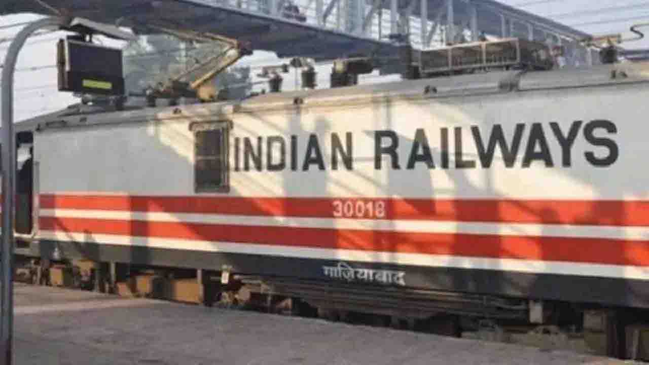 Indian Rail: দূরপাল্লার ট্রেনে এসি কামরায় ফের চালু কম্বল, চাদর