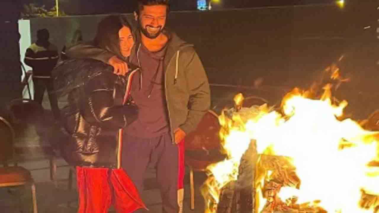 Vicky-Katrina-Lohri: স্বামীর সঙ্গে প্রথম লহরি! পঞ্জাবের রঙে রেঙেছেন নববধূ ক্যাটরিনা Vicky-Katrina-Lohri: স্বামীর সঙ্গে প্রথম লহরি! পঞ্জাবের রঙে রেঙেছেন নববধূ ক্যাটরিনা