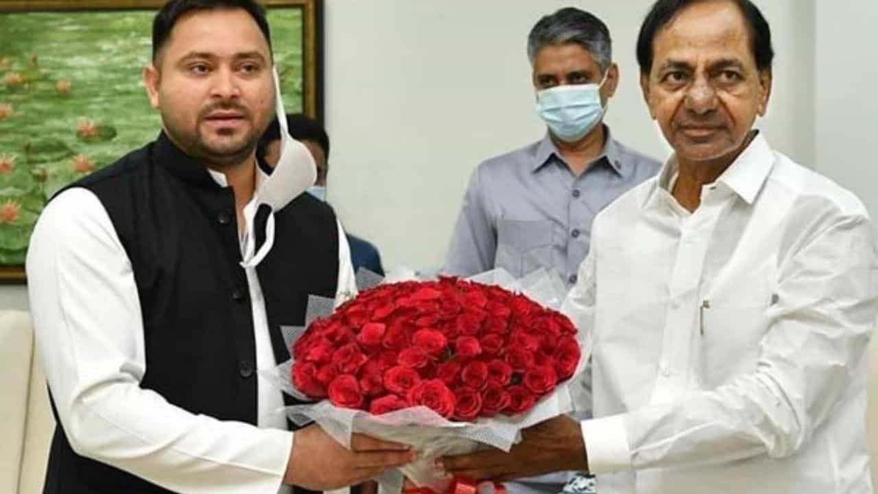 Tejashwi Yadav Meets Telangana CM: হঠাৎ কেসিআরের সঙ্গে সাক্ষাৎ তেজস্বীর! তৈরি হচ্ছে রাজনীতির নতুন সমীকরণ? Tejashwi Yadav Meets Telangana CM: হঠাৎ কেসিআরের সঙ্গে সাক্ষাৎ তেজস্বীর! তৈরি হচ্ছে রাজনীতির নতুন সমীকরণ?