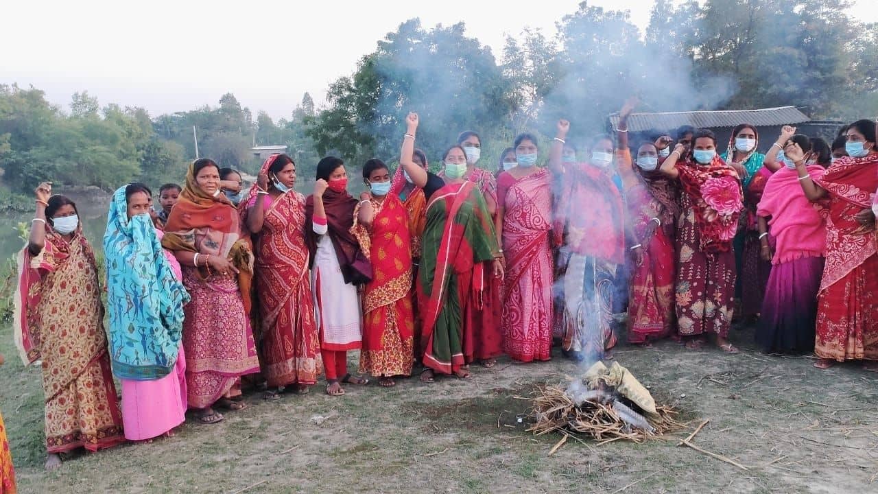 liquor shops: দোকান পুড়িয়ে মদ ব্যবসায়ীদের সাবলম্বী করতে সাহায্য গ্রামবাসীদের!
