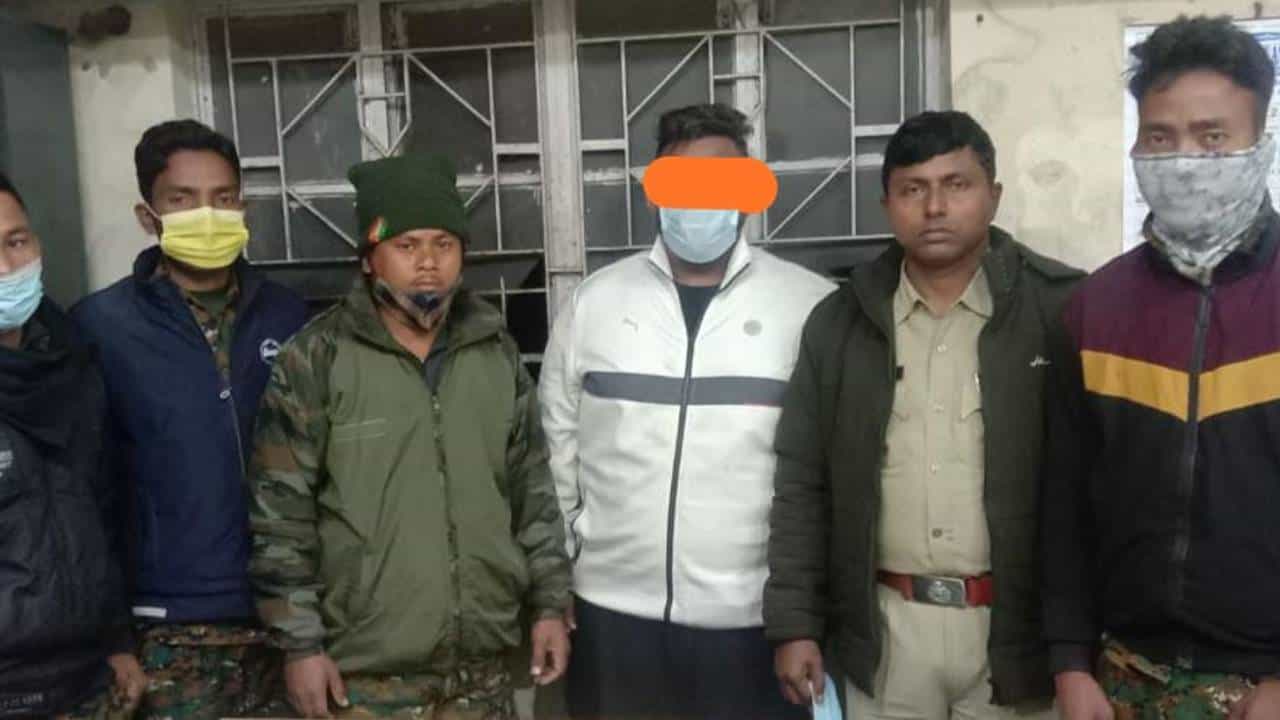Crime: 'সেক্স টয়' কিনতে চেয়েছিলেন জলপাইগুড়ির শিক্ষক, ৩৭ লাখ টাকা খরচ করার পর জানলেন... Crime: 'সেক্স টয়' কিনতে চেয়েছিলেন জলপাইগুড়ির শিক্ষক, ৩৭ লাখ টাকা খরচ করার পর জানলেন...