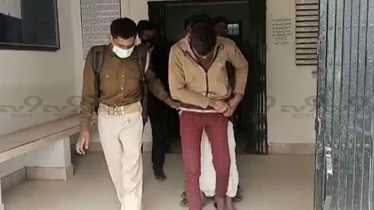 Arrested: অস্ত্রসস্ত্র নিয়ে গোপন ডেরায় হাজির ডাকাতদল, খবর পেয়ে হানা দিল পুলিশও