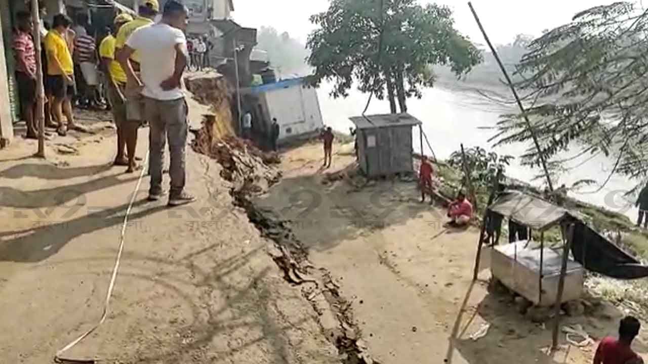 Kasai River: ঝুপ করে বসে পড়ল রাস্তা, হুড়মুড়িয়ে নদীগর্ভে পড়ল সারি সারি দোকান...